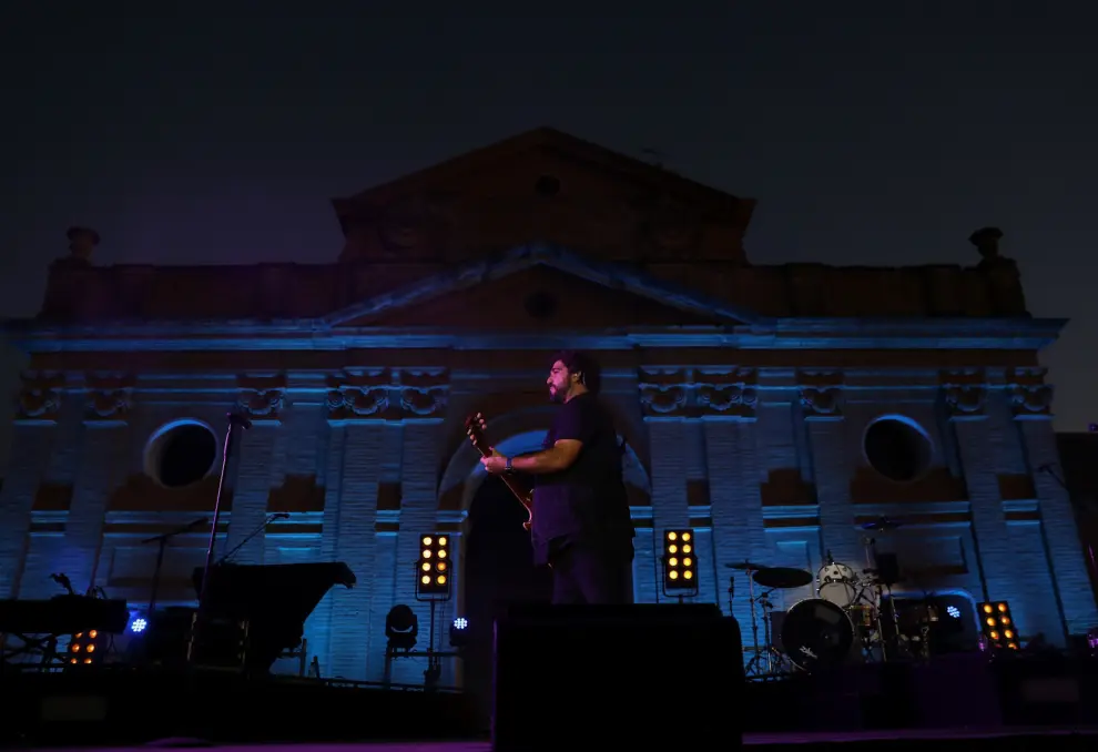 Antonio Orozco ha hecho bailar a 1.300 personas en su concierto en La Cartuja de las Fuentes de Sariñena.