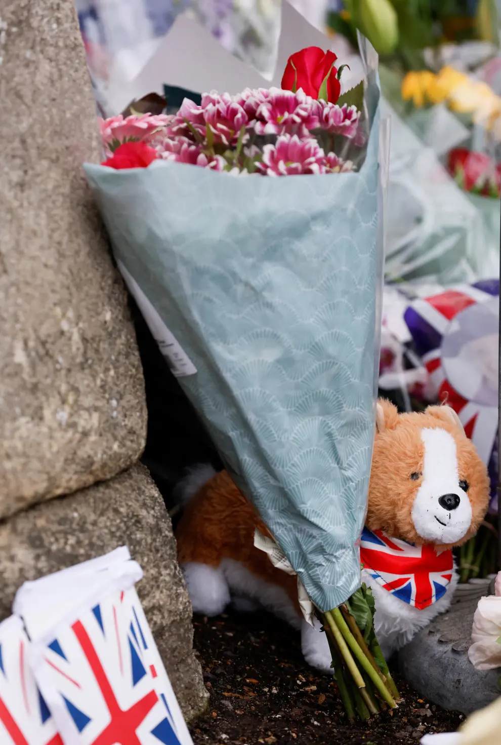 Flowers and a plush toy lie at Windsor Castle, following the passing of Britain's Queen Elizabeth, in Windsor, Britain, September 9, 2022. REUTERS/Andrew Couldridge

 BRITAIN-ROYALS/QUEEN