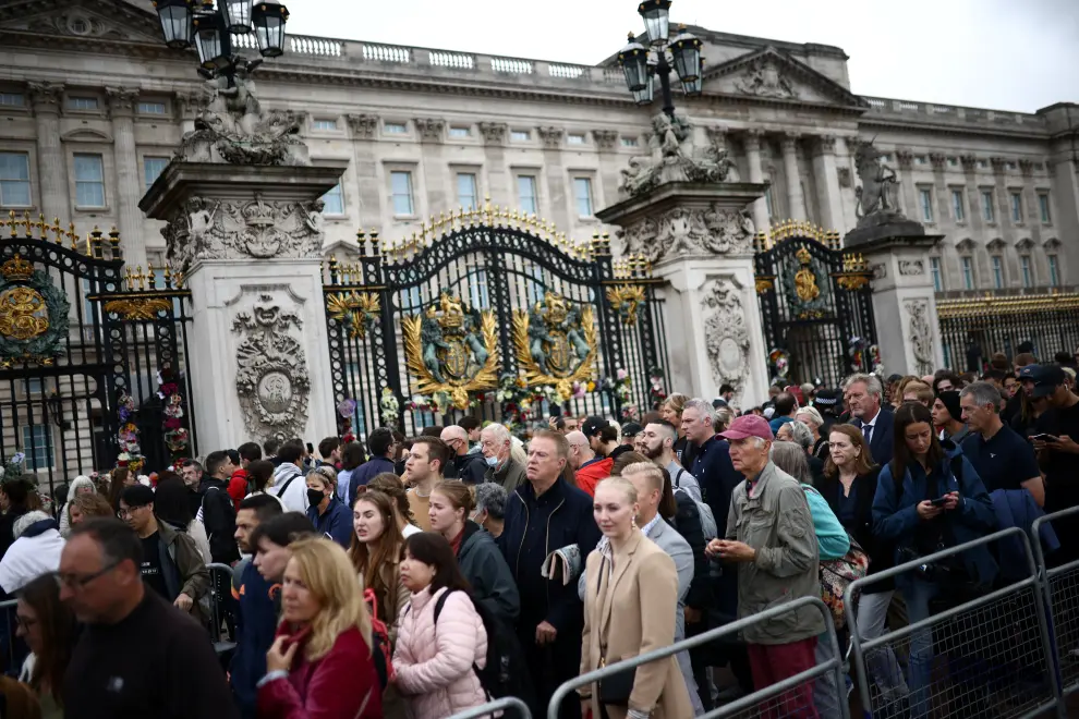 People gather in front of the Buckingham Palace, following the passing of Queen Elizabeth, in London, Britain, September 9, 2022. REUTERS/Henry Nicholls BRITAIN-ROYALS/QUEEN