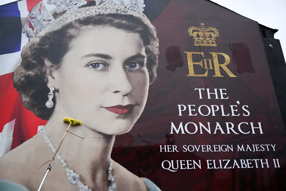 A person puts up a depiction of Britain's Queen Elizabeth on a building, following Queen's passing, in Belfast, Northern Ireland, September 9, 2022. REUTERS/Clodagh Kilcoyne

 BRITAIN-ROYALS/QUEEN