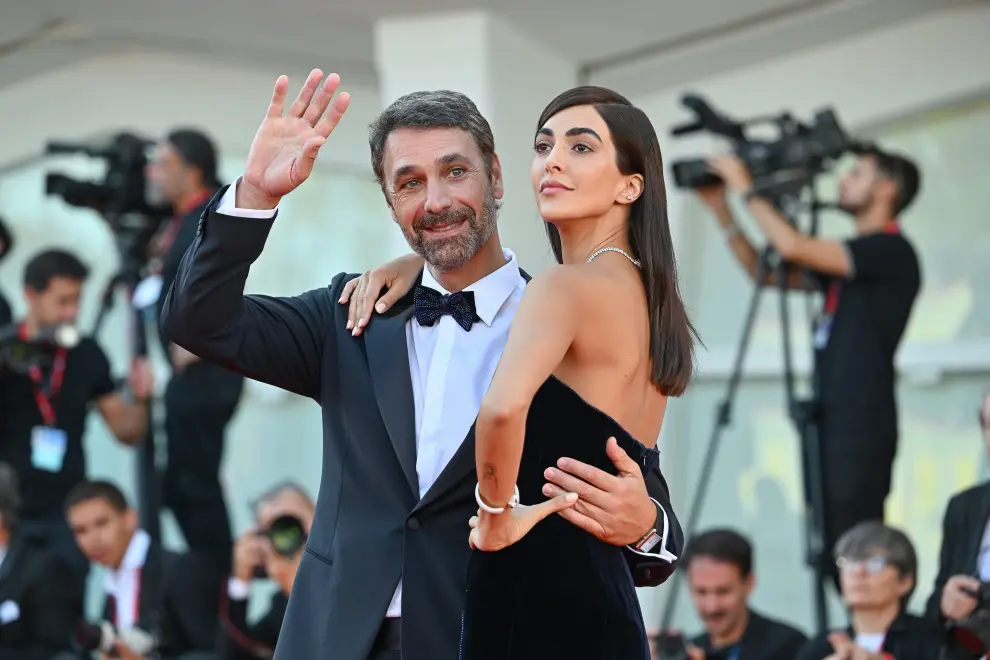 Venice (Italy), 10/09/2022.- Spanish actor Rocio Munoz Morales (R) and her husband Italian actor Raoul Bova arrive for the closing ceremony of the annual Venice International Film Festival, in Venice, Italy, 10 September 2022. The 79th edition of the festival runs from 31 August to 10 September 2022. (Cine, Italia, Niza, Venecia) EFE/EPA/ETTORE FERRARI
 ITALY VENICE FILM FESTIVAL