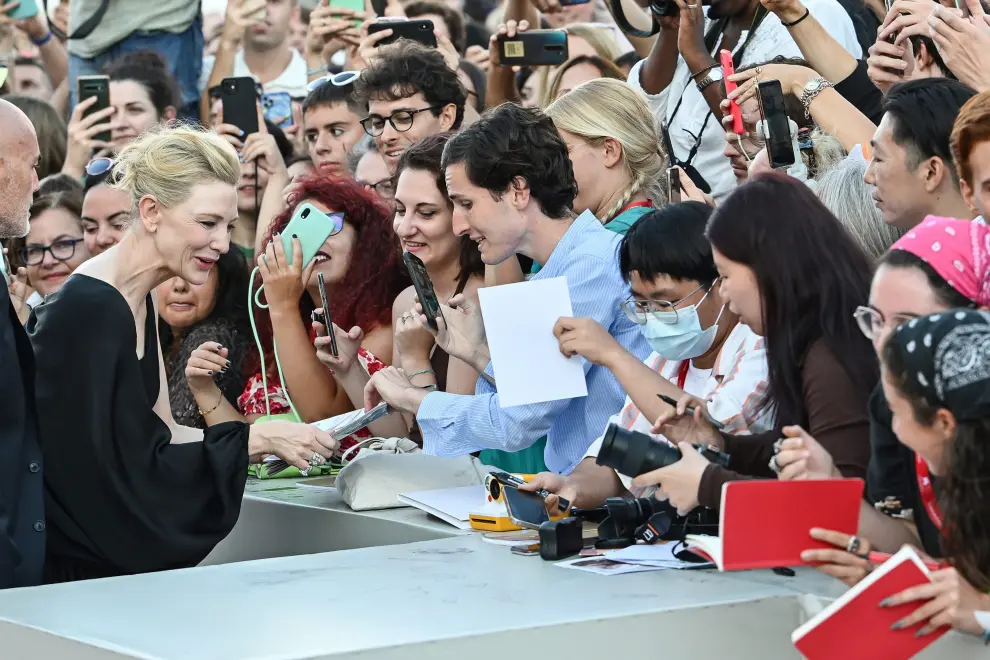Venice (Italy), 10/09/2022.- Australian US actor Cate Blanchett (L) signs autographs as she arrives for the closing ceremony of the Venice International Film Festival, in Venice, Italy, 10 September 2022. The 79th edition of the festival ran from 31 August to 10 September. (Cine, Italia, Niza, Venecia) EFE/EPA/ETTORE FERRARI
 ITALY VENICE FILM FESTIVAL