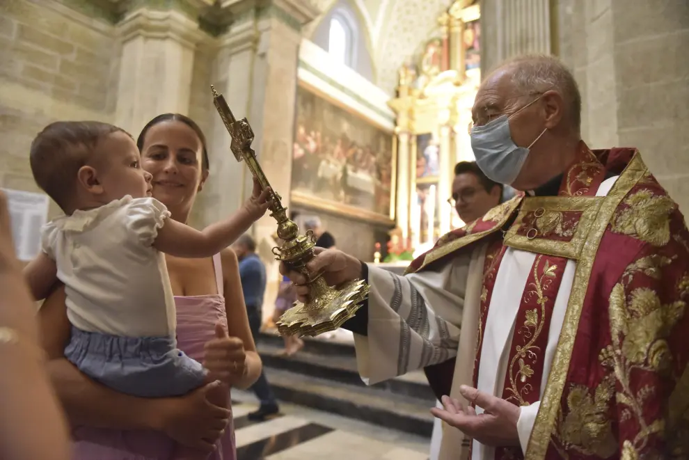 La catedral de Huesca ha acogido este sábado el acto de presentación y bendición de niños y niñas al Santo Cristo de los Milagros.