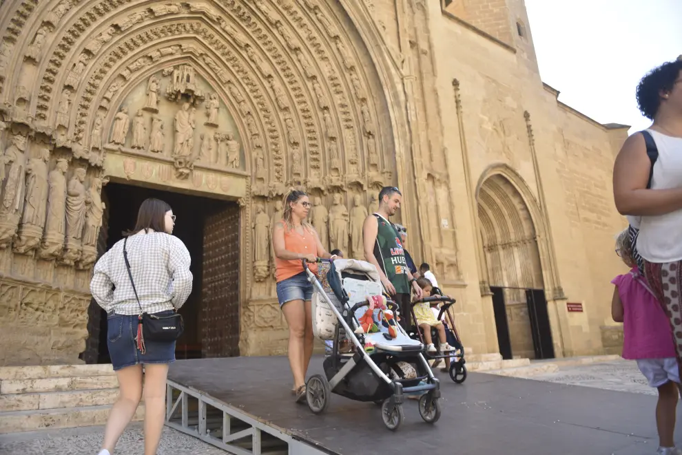 La catedral de Huesca ha acogido este sábado el acto de presentación y bendición de niños y niñas al Santo Cristo de los Milagros.