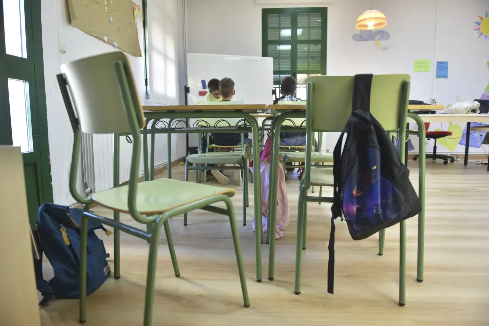 Once niños ucranianos refugiados que viven con sus familias en un centro de emergencia de Alcalá de Gurrea han permitido reabrir el colegio.