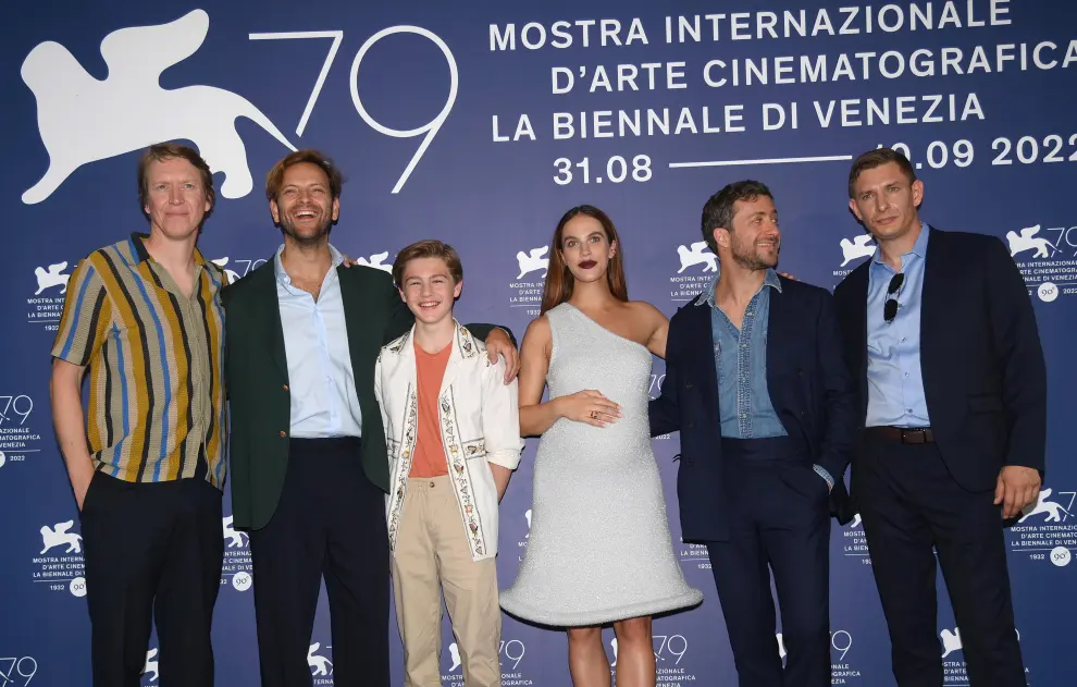 Venice (Italy), 10/09/2022.- (L-R) Sam Spruell, Alessandro Borghi, Raphael Vicas, Jessica Brown Findlay, director Francesco Carrozzini and Frederick Schmidt pose at a photocall for 'The Hanging Sun' during the 79th annual Venice International Film Festival, in Venice, Italy, 10 September 2022. The movie is presented out of competition at the festival running from 31 August to 10 September 2022. (Cine, Francia, Italia, Niza, Venecia) EFE/EPA/CLAUDIO ONORATI
 ITALY VENICE FILM FESTIVAL