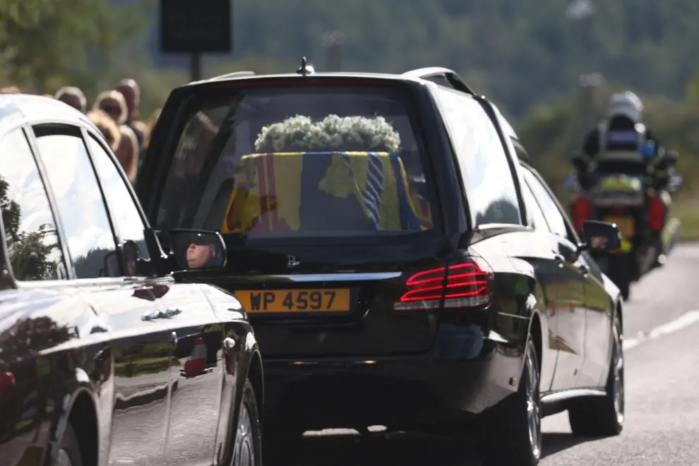 The hearse carrying the coffin of Britain's Queen Elizabeth departs Balmoral Castle, in Balmoral, Scotland, Britain September 11, 2022. REUTERS/Phil Noble BRITAIN-ROYALS/QUEEN