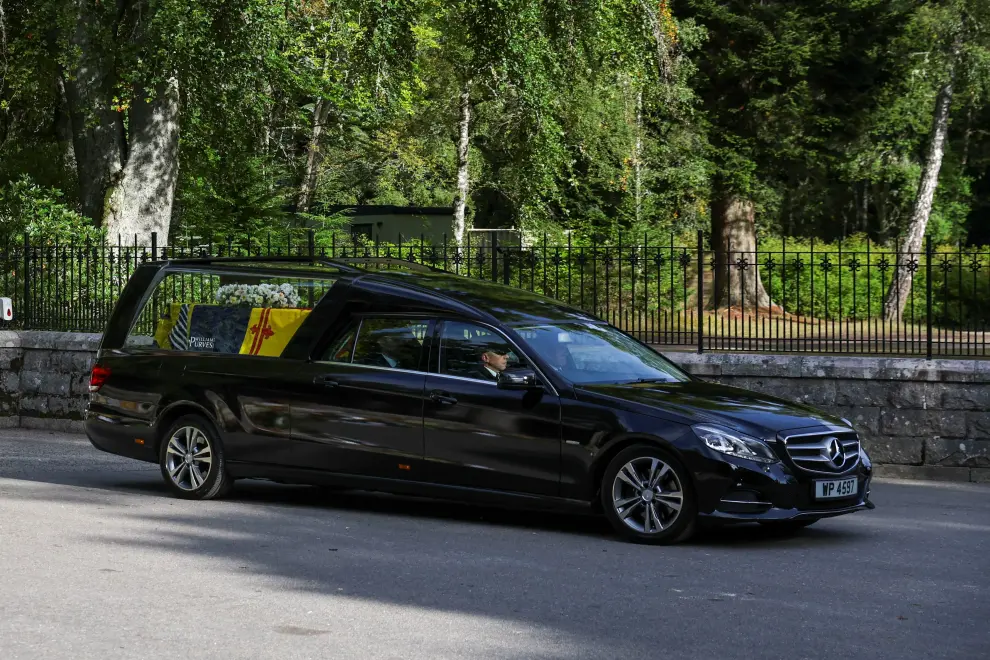 The hearse carrying the coffin of Britain's Queen Elizabeth departs Balmoral Castle, in Balmoral, Scotland, Britain September 11, 2022. REUTERS/Phil Noble BRITAIN-ROYALS/QUEEN