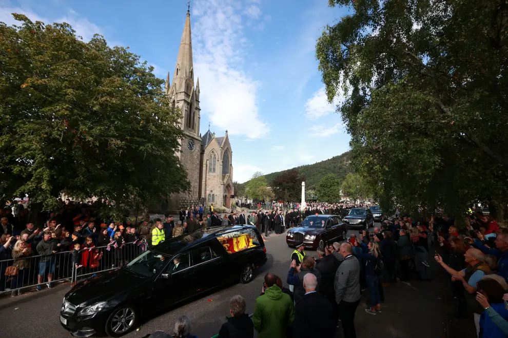 The hearse carrying the coffin of Britain's Queen Elizabeth passes through the village of Ballater, near Balmoral, Scotland, Britain, September 11, 2022. REUTERS/Hannah McKay BRITAIN-ROYALS/QUEEN