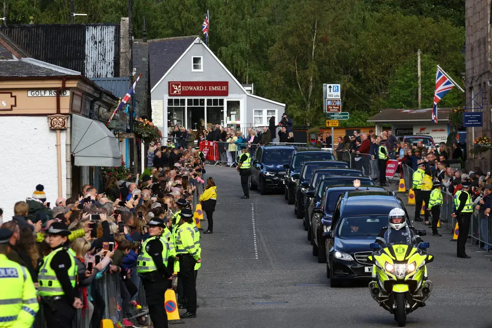 The hearse carrying the coffin of Britain's Queen Elizabeth passes through the village of Ballater, near Balmoral, Scotland, Britain, September 11, 2022. REUTERS/Hannah McKay BRITAIN-ROYALS/QUEEN