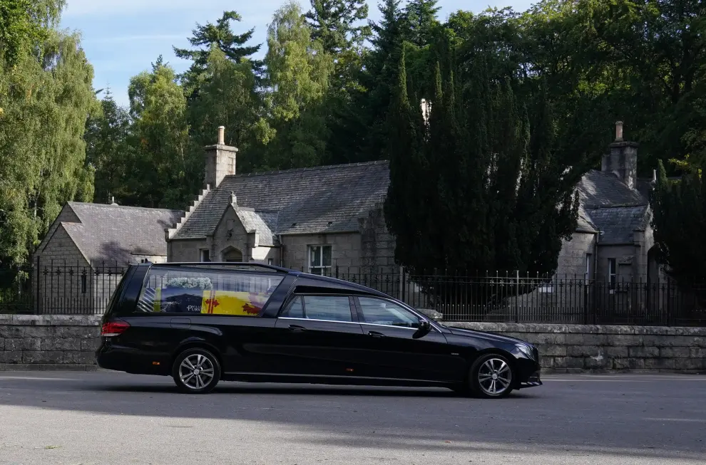 El cortejo fúnebre con los restos de la reina Isabel II sale del castillo de Balmora, en Escocia.