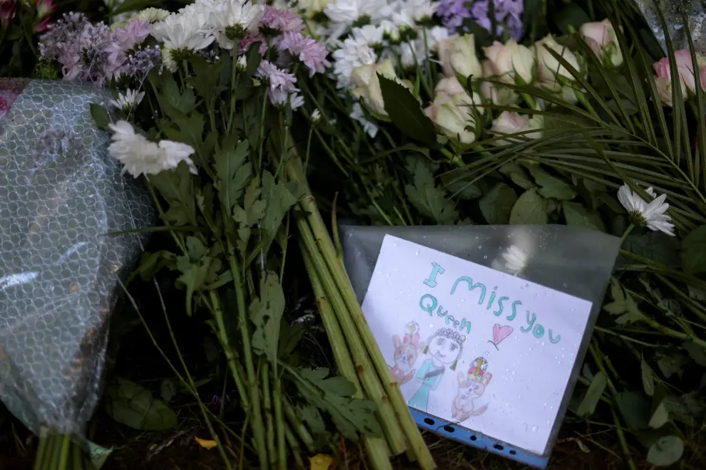 Tributes are seen outside Holyrood Palace, following the death of Britain's Queen Elizabeth, in Edinburgh, Scotland, Britain September 12, 2022. REUTERS/Carl Recine BRITAIN-ROYALS/QUEEN