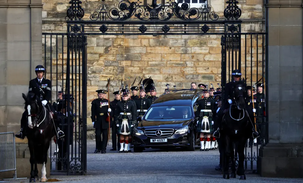 The hearse carrying the coffin of Britain's Queen Elizabeth departs Holyrood Palace, in Edinburgh, Scotland, Britain September 12, 2022. REUTERS/Phil Noble/Pool BRITAIN-ROYALS/QUEEN