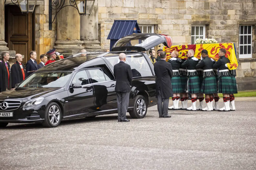 The hearse carrying the coffin of Britain's Queen Elizabeth departs Holyrood Palace, in Edinburgh, Scotland, Britain September 12, 2022. REUTERS/Kai Pfaffenbach BRITAIN-ROYALS/QUEEN