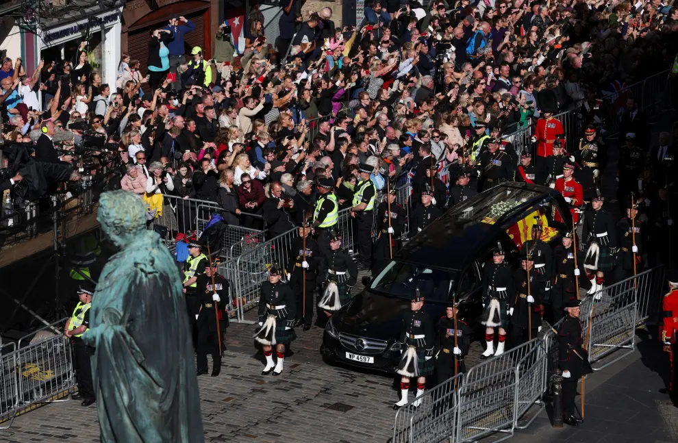 The hearse carrying the coffin of Britain's Queen Elizabeth arrives at St. Giles' Cathedral, in Edinburgh, Scotland, Britain September 12, 2022. REUTERS/Russell Cheyne/Pool BRITAIN-ROYALS/QUEEN