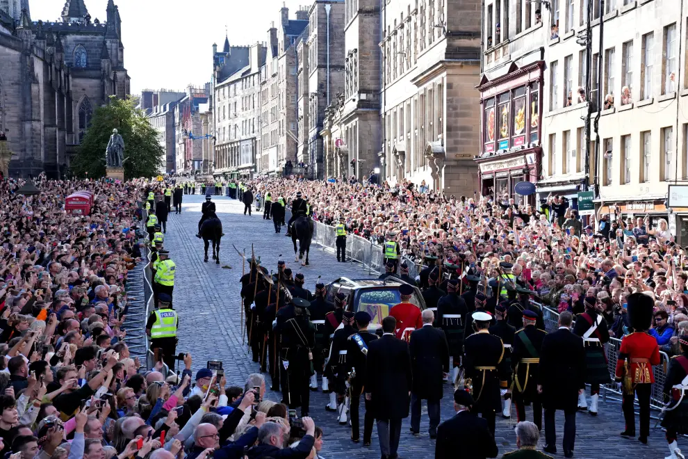 The Procession of Queen Elizabeth's coffin from the Palace of Holyroodhouse to St Giles Cathedral moves along the Royal Mile in Edinburgh, Scotland, September 12, 2022. Jon Super/Pool via REUTERS BRITAIN-ROYALS/QUEEN