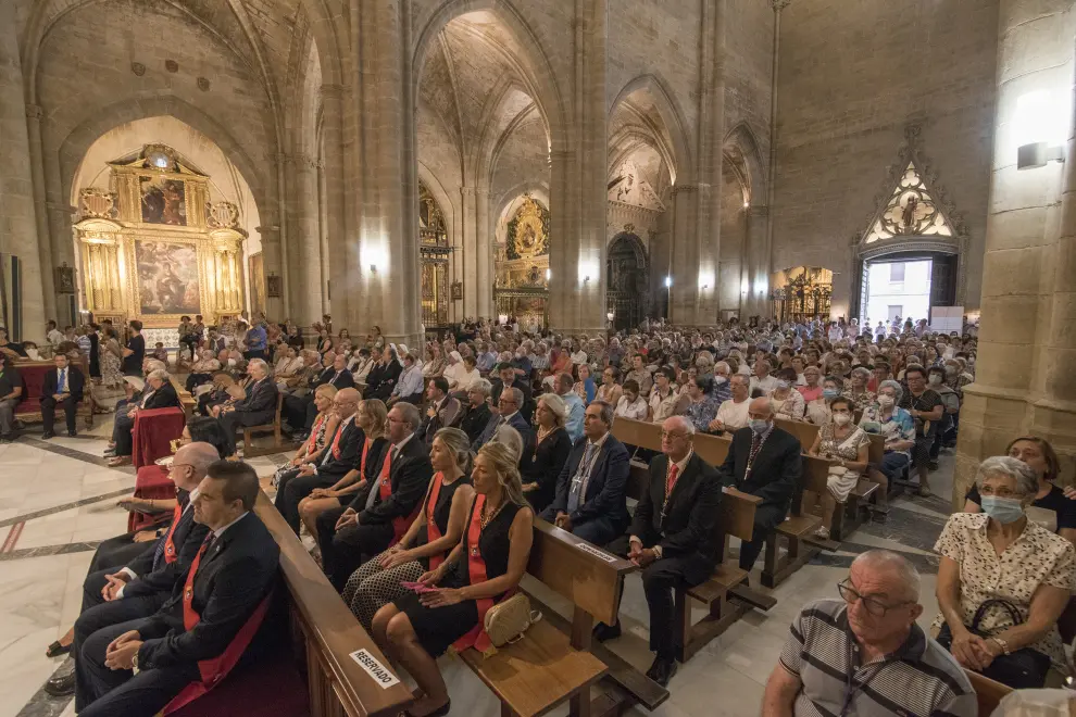 Miles de oscenses han pasado durante este 12 de septiembre por la catedral de Huesca mostrando su fervor por el Santo Cristo de los Milagros, el más venerado de la ciudad junto a San Lorenzo.
