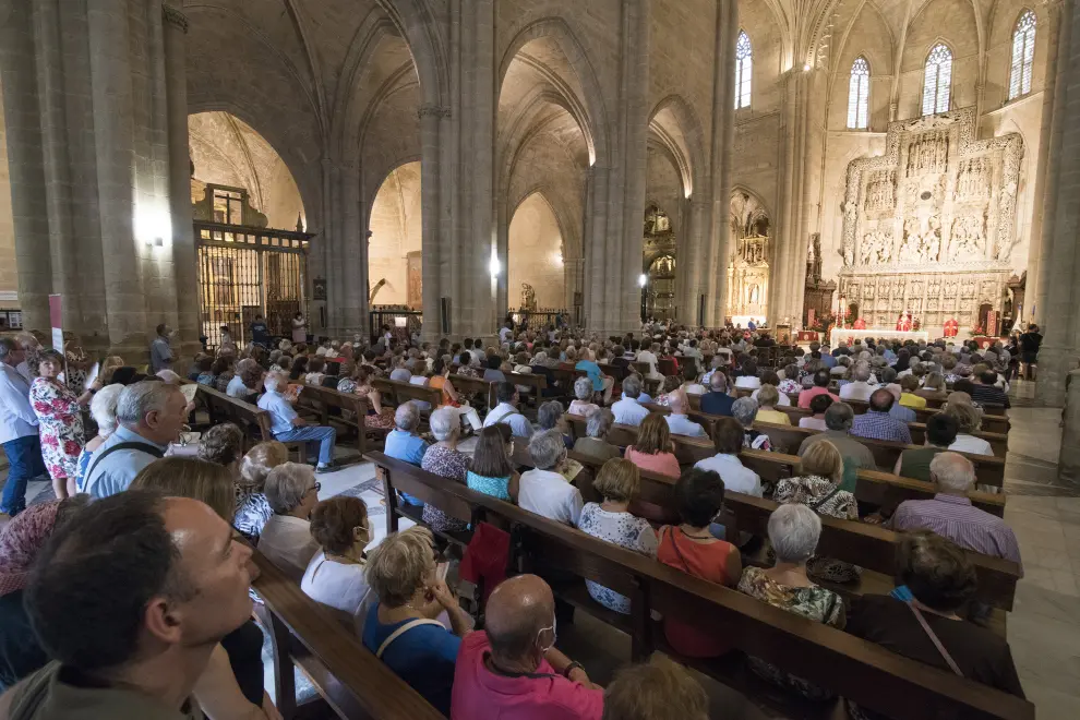 Miles de oscenses han pasado durante este 12 de septiembre por la catedral de Huesca mostrando su fervor por el Santo Cristo de los Milagros, el más venerado de la ciudad junto a San Lorenzo.