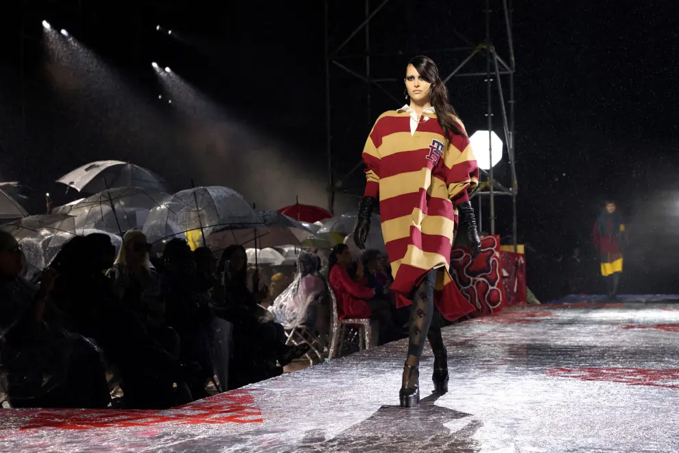 A model presents a creation from the Tommy Hilfiger Fall 2022 collection at the Skyline Drive-In as rain falls during New York Fashion Week in Brooklyn, New York City, U.S., September 11, 2022.  REUTERS/Andrew Kelly REFILE-CORRECTING COLLECTION FASHION-NEW YORK/TOMMY HILFIGER