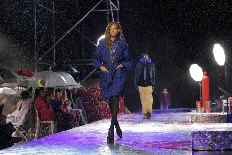 A model presents a creation from the Tommy Hilfiger Fall 2022 collection at the Skyline Drive-In as rain falls during New York Fashion Week in Brooklyn, New York City, U.S., September 11, 2022.  REUTERS/Andrew Kelly REFILE-CORRECTING COLLECTION FASHION-NEW YORK/TOMMY HILFIGER