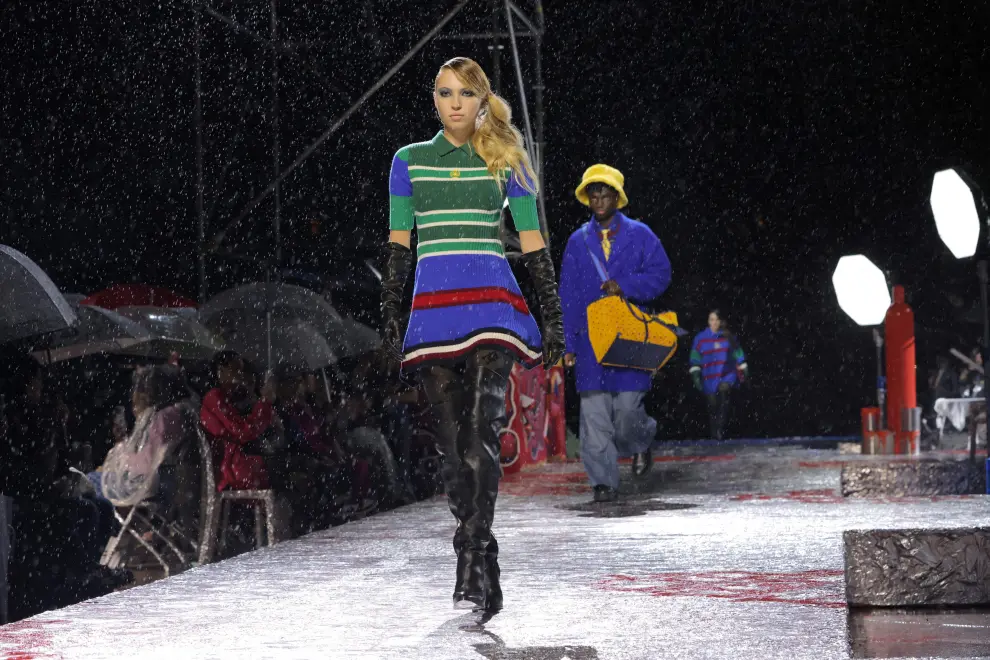 Models present creations from the Tommy Hilfiger Fall 2022 collection at the Skyline Drive-In as rain falls during New York Fashion Week in Brooklyn, New York City, U.S., September 11, 2022.  REUTERS/Andrew Kelly REFILE-CORRECTING COLLECTION FASHION-NEW YORK/TOMMY HILFIGER