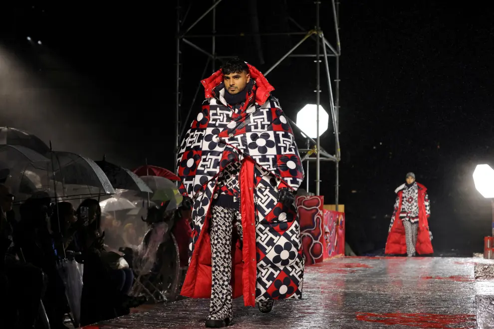 A model presents a creation from the Tommy Hilfiger Fall 2022  collection at the Skyline Drive-In as rain falls during New York Fashion Week in Brooklyn, New York City, U.S., September 11, 2022.  REUTERS/Andrew Kelly REFILE-CORRECTING COLLECTION FASHION-NEW YORK/TOMMY HILFIGER