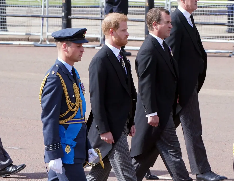LONDON, ENGLAND - SEPTEMBER 14: (Back row) Prince William, Prince of Wales, Prince Harry, Duke of Sussex, Peter Phillips (front row) King Charles III and Princess Anne, Princess Royal walk behind the coffin during the procession for the Lying-in State of Queen Elizabeth II on September 14, 2022 in London, England.  Chris J Ratcliffe/Pool via REUTERS BRITAIN-ROYALS/QUEEN