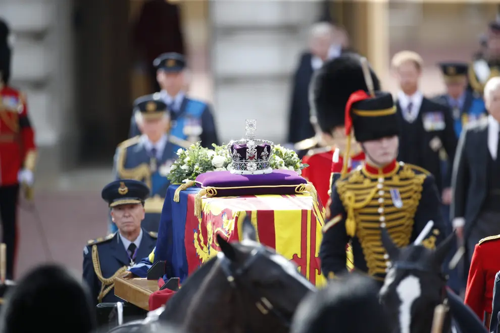 LONDON, ENGLAND - SEPTEMBER 14: The coffin carrying Queen Elizabeth II makes its way along The Mall during the procession for the Lying-in State of Queen Elizabeth II on September 14, 2022 in London, England. Queen Elizabeth II's coffin is taken in procession on a Gun Carriage of The King's Troop Royal Horse Artillery from Buckingham Palace to Westminster Hall where she will lay in state until the early morning of her funeral. Queen Elizabeth II died at Balmoral Castle in Scotland on September 8, 2022, and is succeeded by her eldest son, King Charles III. Chris J Ratcliffe/Pool via REUTERS BRITAIN-ROYALS/QUEEN