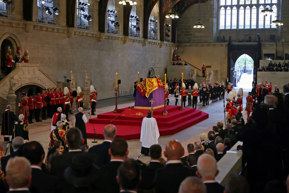 El féretro de Isabel II, ya en Westminster a la espera de que se abra la capilla ardiente.