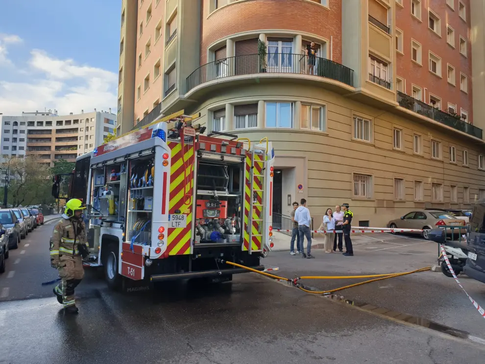 Un coche en llamas en el centro de Zaragoza