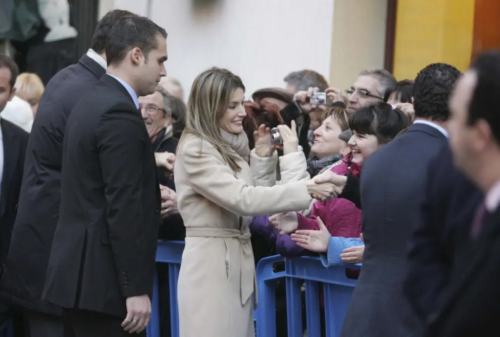 9 de febrero de 2010. La Reina saluda al público durante la inauguración del Museo Diocesano en Jaca.