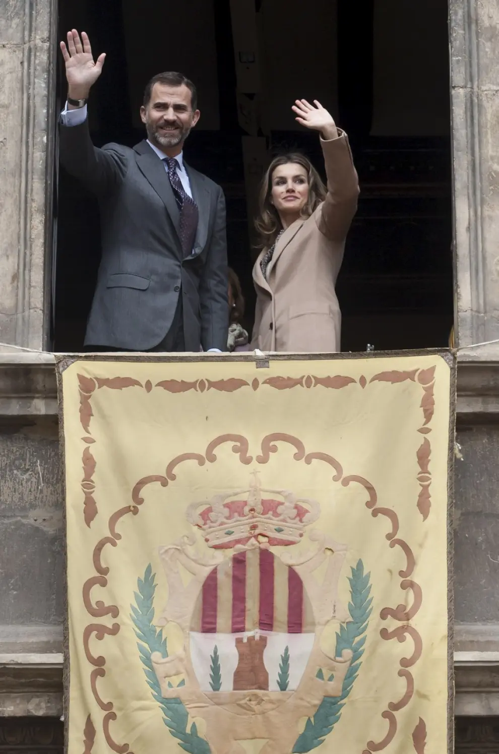 7 de noviembre de 2012. Los Reyes saludan desde el Ayuntamiento durante la conmemoración del sexto centenario de la Concordia de Alcañiz.