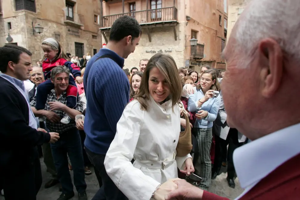 24 de mayo de 2004. Viaje de novios de los entonces Príncipes de Asturias, don Felipe y doña Letizia, durante su visita a Albarracín.
