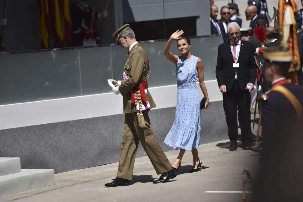 28 de mayo de 2002. Acto en el Día de las Fuerzas Armadas celebrado en Huesca. La reina Letizia, junto al Rey, saluda a los oscenses a su llegada.