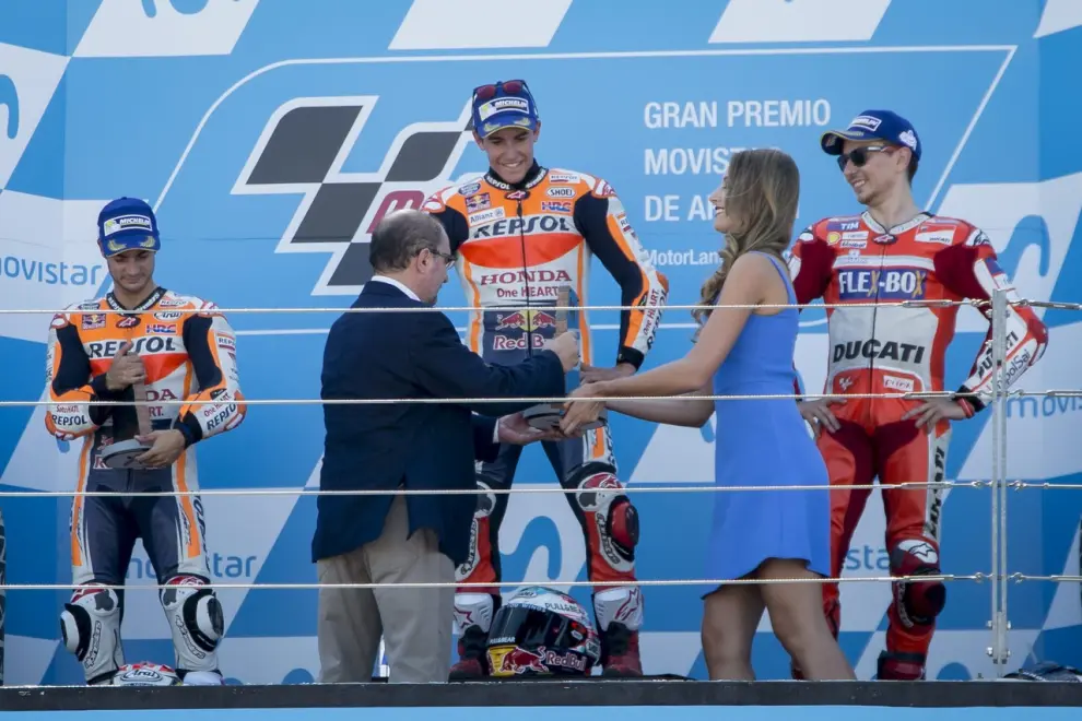 2017. Javier Lambán entrega a Marc Márquez el trofeo de ganador en Motorland