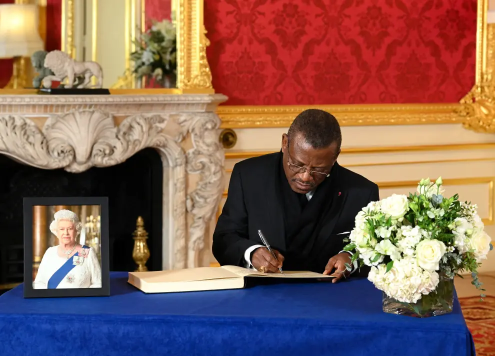 (left to right) Colombia's First Lady Veronica Alcocer Gargia and Foreign Minister Alvaro Leyva sign a book of condolence at Lancaster House in London, following the death of Queen Elizabeth II. Picture date: Sunday September 18, 2022.    Jonathan Hordle/Pool via REUTERS BRITAIN-ROYALS/QUEEN