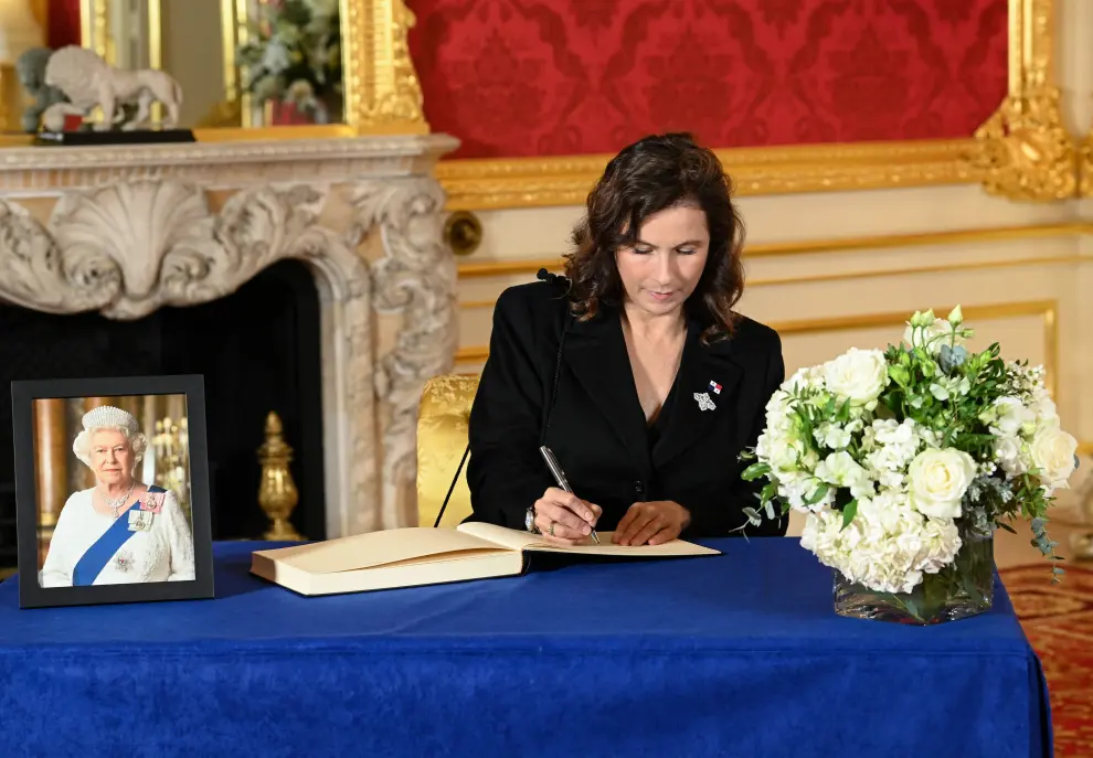 North Macedonian President Stevo Pendarovski and First Lady Elizabeta Gjorgievska sign a book of condolence at Lancaster House in London, following the death of Queen Elizabeth II. Picture date: Sunday September 18, 2022. Jonathan Hordle/Pool via REUTERS BRITAIN-ROYALS/QUEEN