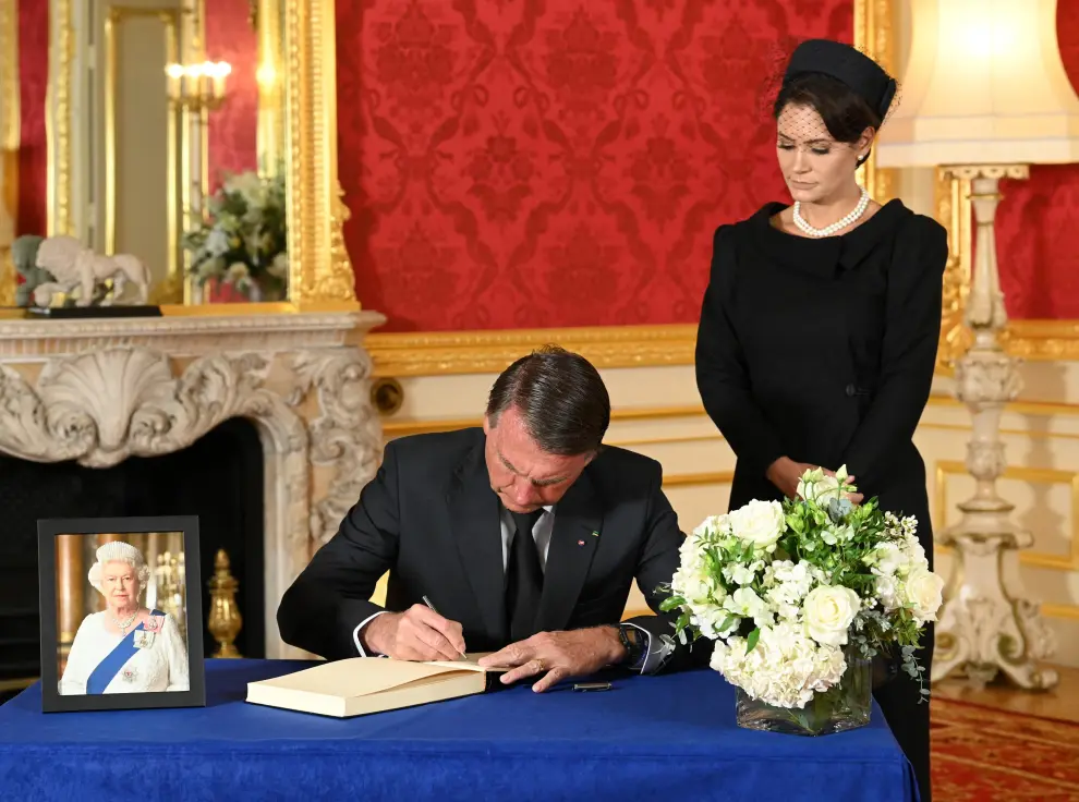 His Highness Tuimaleali'ifano Va'aleto's Sualauvi II of Samoa and Her Highness Masiofo Fa'amausili Leinafo sign a book of condolence at Lancaster House in London, following the death of Queen Elizabeth II. Picture date: Sunday September 18, 2022. Jonathan Hordle/Pool via REUTERS BRITAIN-ROYALS/QUEEN