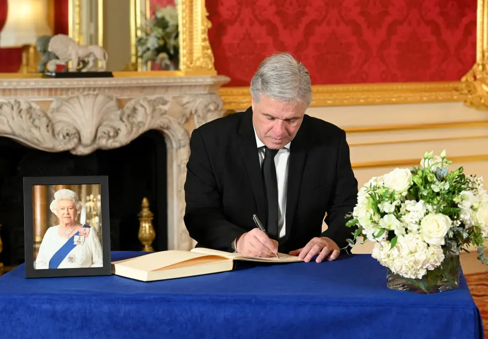 Uzbekistan President Shavkat Mirziyoyev signs a book of condolence at Lancaster House in London, following the death of Queen Elizabeth II. Picture date: Sunday September 18, 2022. Jonathan Hordle/Pool via REUTERS BRITAIN-ROYALS/QUEEN