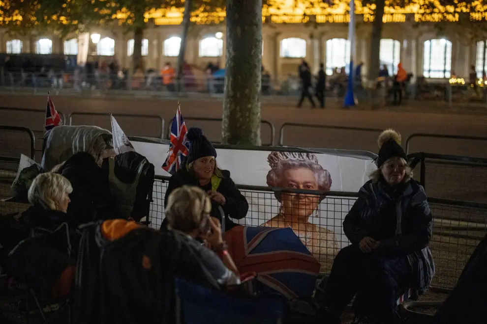 People camp a day before the funeral of Britain's Queen Elizabeth, following her death, in London, Britain September 18, 2022. REUTERS/Marko Djurica BRITAIN-ROYALS/QUEEN