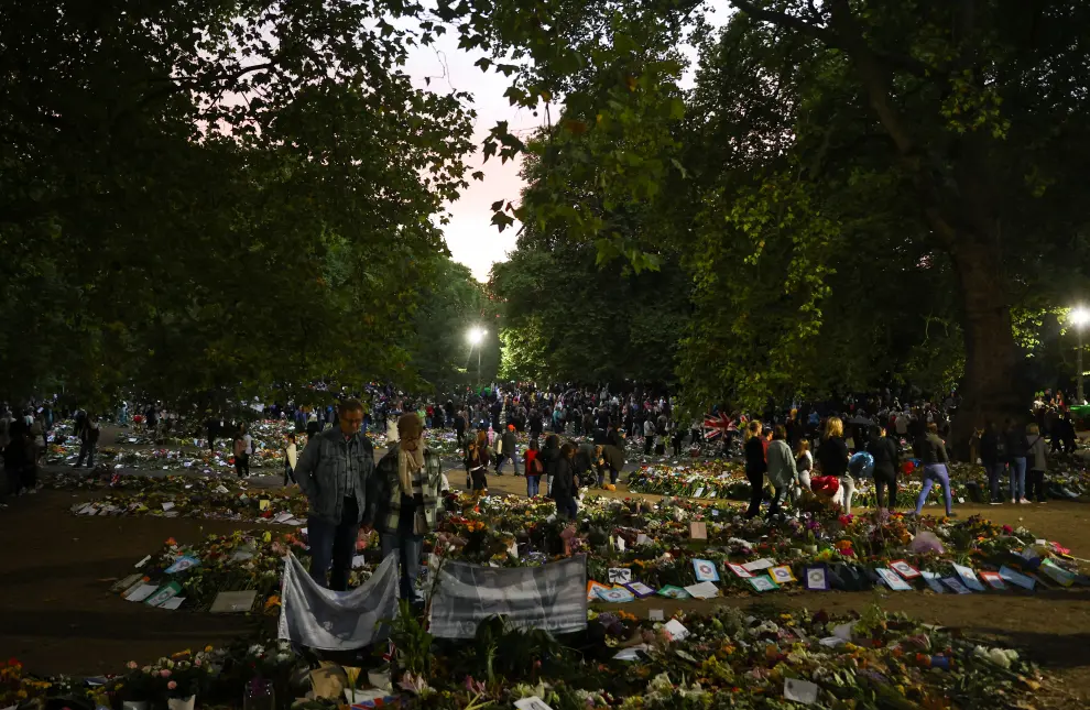 People view floral tributes in Green Park, following the death of Britain's Queen Elizabeth, in London, Britain, September 18, 2022. REUTERS/Hannah McKay BRITAIN-ROYALS/QUEEN