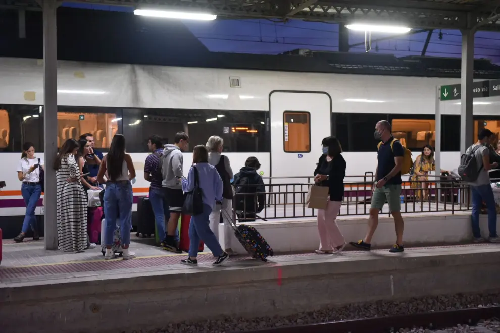Espera y trasbordo en bus tras el incendio de un tren en la línea Huesca-Zaragoza