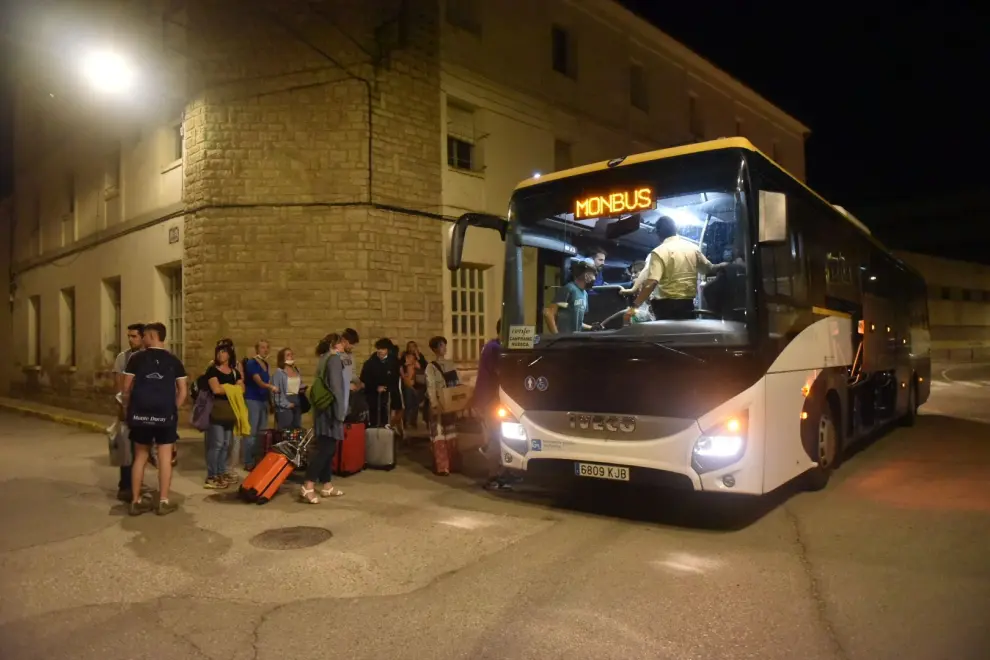 Espera y trasbordo en bus tras el incendio de un tren en la línea Huesca-Zaragoza