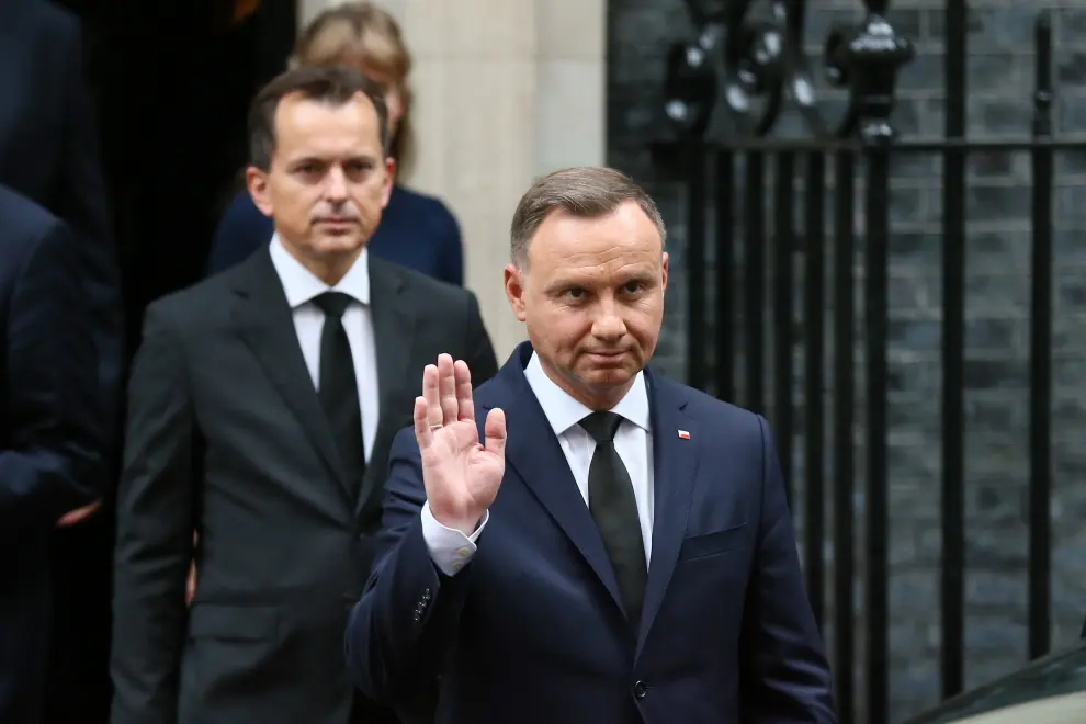 London (United Kingdom), 18/09/2022.- French President Emmanuel Macron (C-L) and his wife Brigitte Macron (C-R) arrive at Westminster Hall to pay their respects to Britain's late Queen Elizabeth II in London, Britain, 18 September 2022. The queen's funeral will be held on 19 September, following four days of lying in state inside Westminster Hall. (Reino Unido, Londres) EFE/EPA/OLIVIER HOSLET
 BRITAIN QUEEN ELIZABETH II