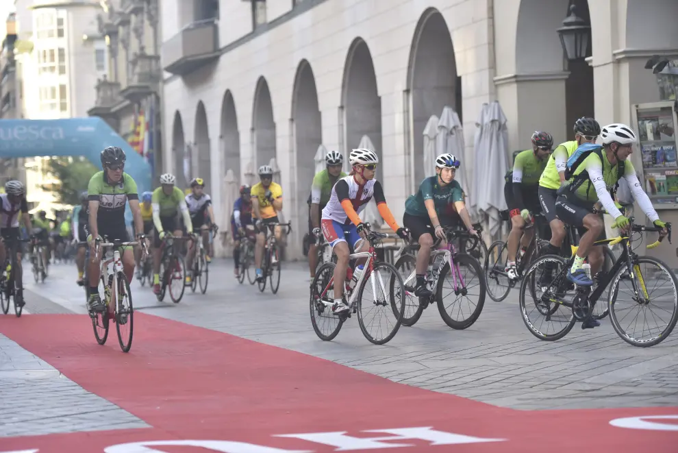 Un centenar de ciclistas han realizado la ruta entre Huesca y Ayerbe para reivindicar una actividad segura