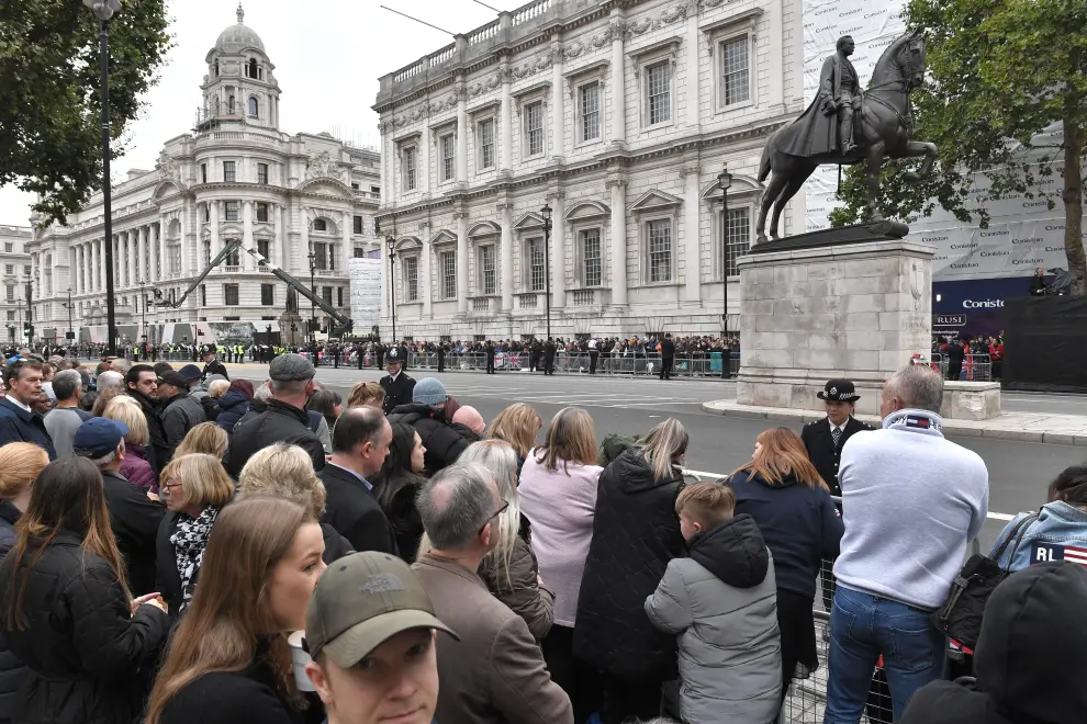 London (United Kingdom), 19/09/2022.- People gather to watch the State Funeral Procession of Queen Elizabeth II in London, Britain, 19 September 2022. Britain's Queen Elizabeth II died at her Scottish estate, Balmoral Castle, on 08 September 2022. The 96-year-old Queen was the longest-reigning monarch in British history. (Reino Unido, Londres) EFE/EPA/VINCE MIGNOTT
 BRITAIN ROYALTY