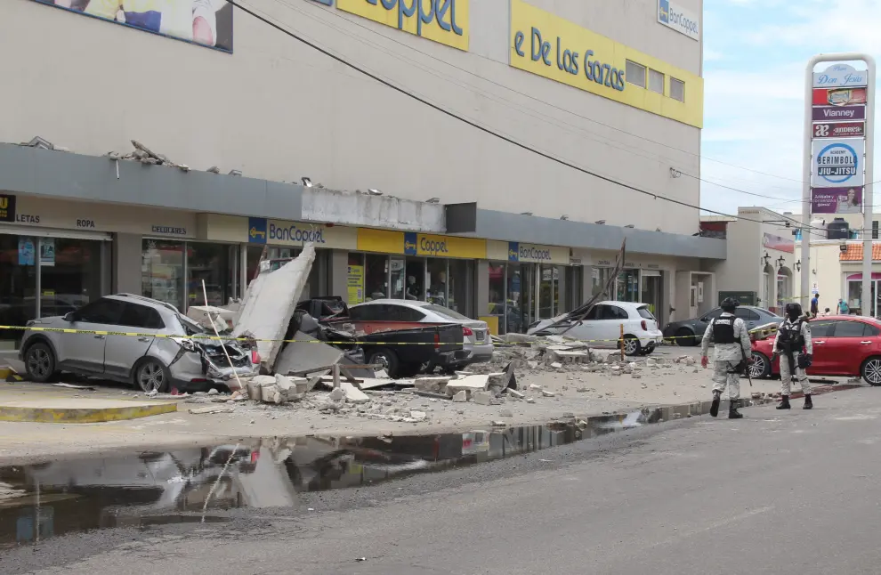 Vehicles damaged by the collapse of the facade of a department store during an earthquake are pictured in Manzanillo, Mexico September 19, 2022. REUTERS/Jesus Lozoya NO RESALES. NO ARCHIVES MEXICO-QUAKE/