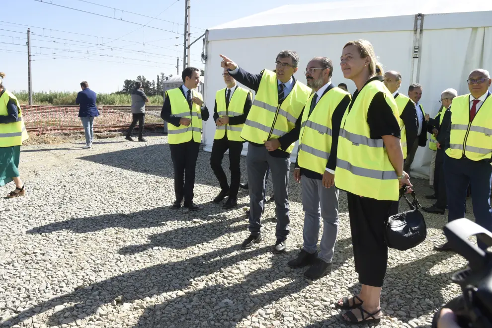 Autoridades y socios del proyecto de Litera TIM, en el acto simbólico de colocación de la primera piedra de la nueva terminal Intermodal de mercancías de Tamarite de Litera.