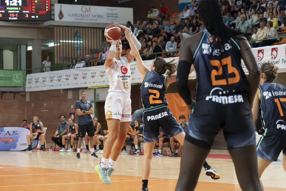 Partido entre el Casademont Zaragoza femenino y el Valencia Basket