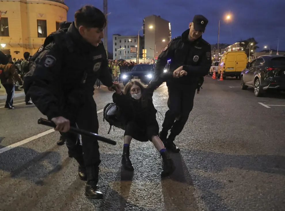 Russian police officers detain a protester during an unsanctioned rally, after opposition activists called for street protests against the mobilisation of reservists ordered by President Vladimir Putin, in Moscow, Russia September 21, 2022. REUTERS/REUTERS PHOTOGRAPHER     TPX IMAGES OF THE DAY UKRAINE-CRISIS/MOBILISATION-PROTESTS